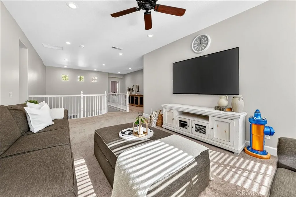 29231 Black Pine Way, Saugus, California 91390 home-pic-40